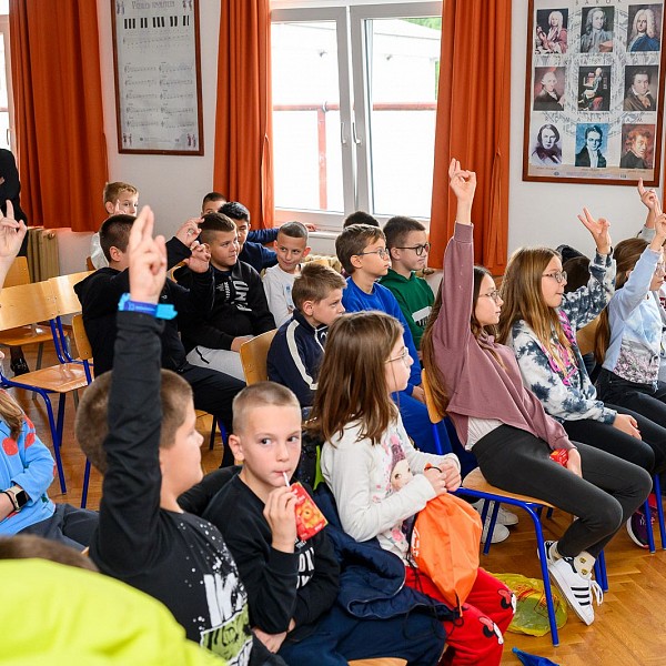 Priopćenje - Najmlađi Metkovćani razvijaju zelene navike: 
Učenje o kompostiranju u školi (2)