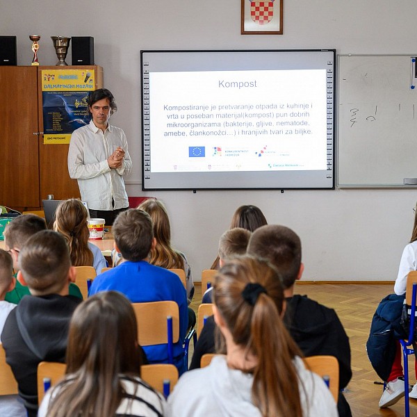 Priopćenje - Najmlađi Metkovćani razvijaju zelene navike: 
Učenje o kompostiranju u školi (4)