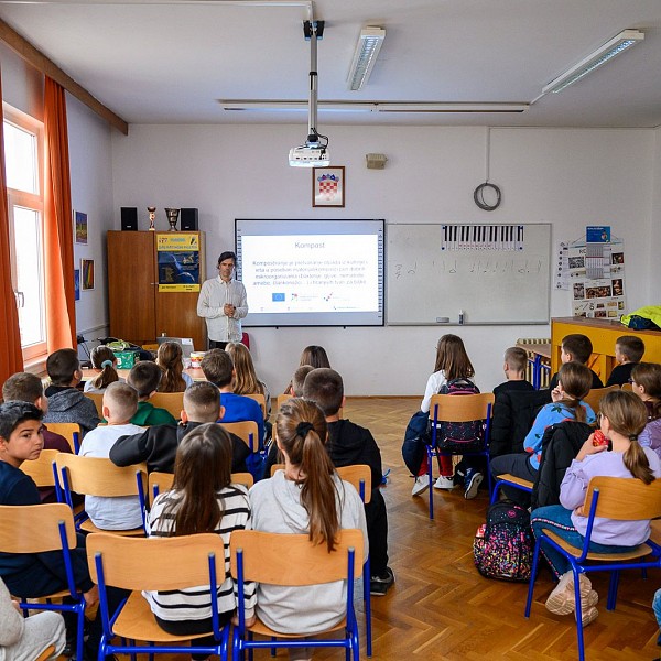 Priopćenje - Najmlađi Metkovćani razvijaju zelene navike: 
Učenje o kompostiranju u školi (1)