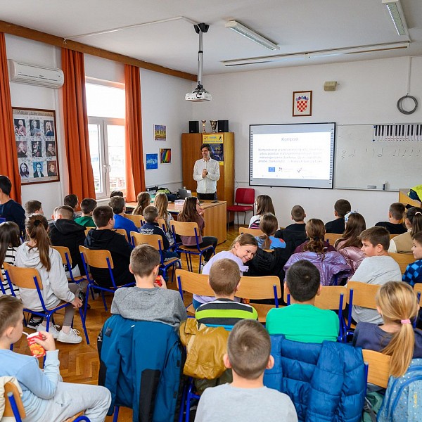 Priopćenje - Najmlađi Metkovćani razvijaju zelene navike: 
Učenje o kompostiranju u školi (8)