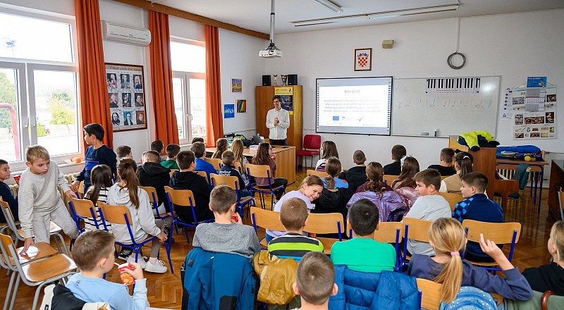 Priopćenje - Najmlađi Metkovćani razvijaju zelene navike: 
Učenje o kompostiranju u školi