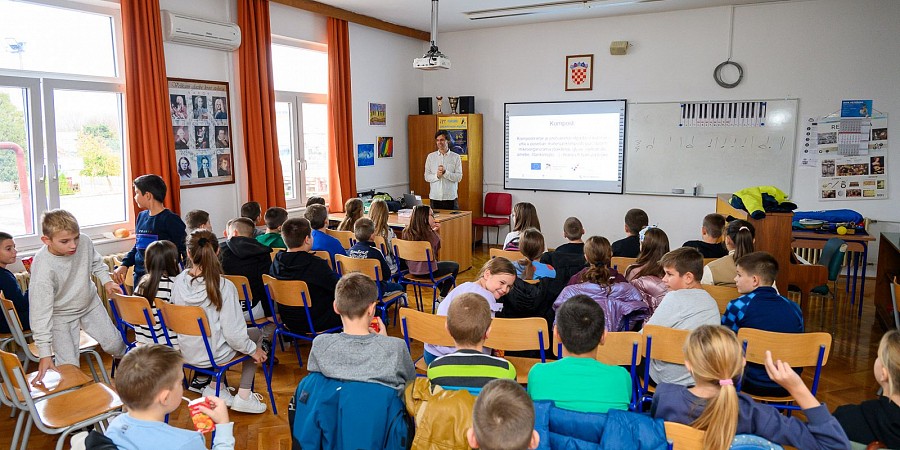 Priopćenje - Najmlađi Metkovćani razvijaju zelene navike: 
Učenje o kompostiranju u školi
