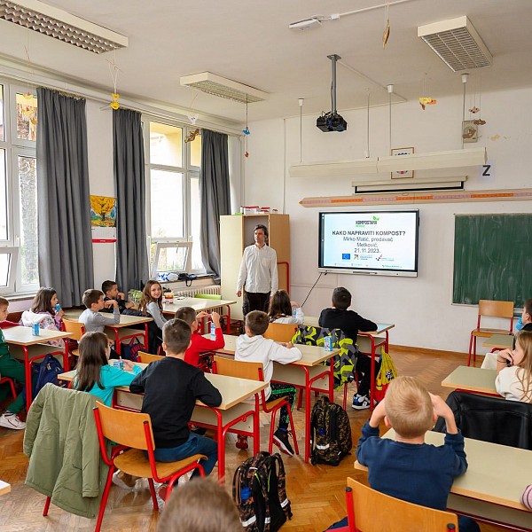 Priopćenje - Najmlađi Metkovćani razvijaju zelene navike: 
Učenje o kompostiranju u školi (5)